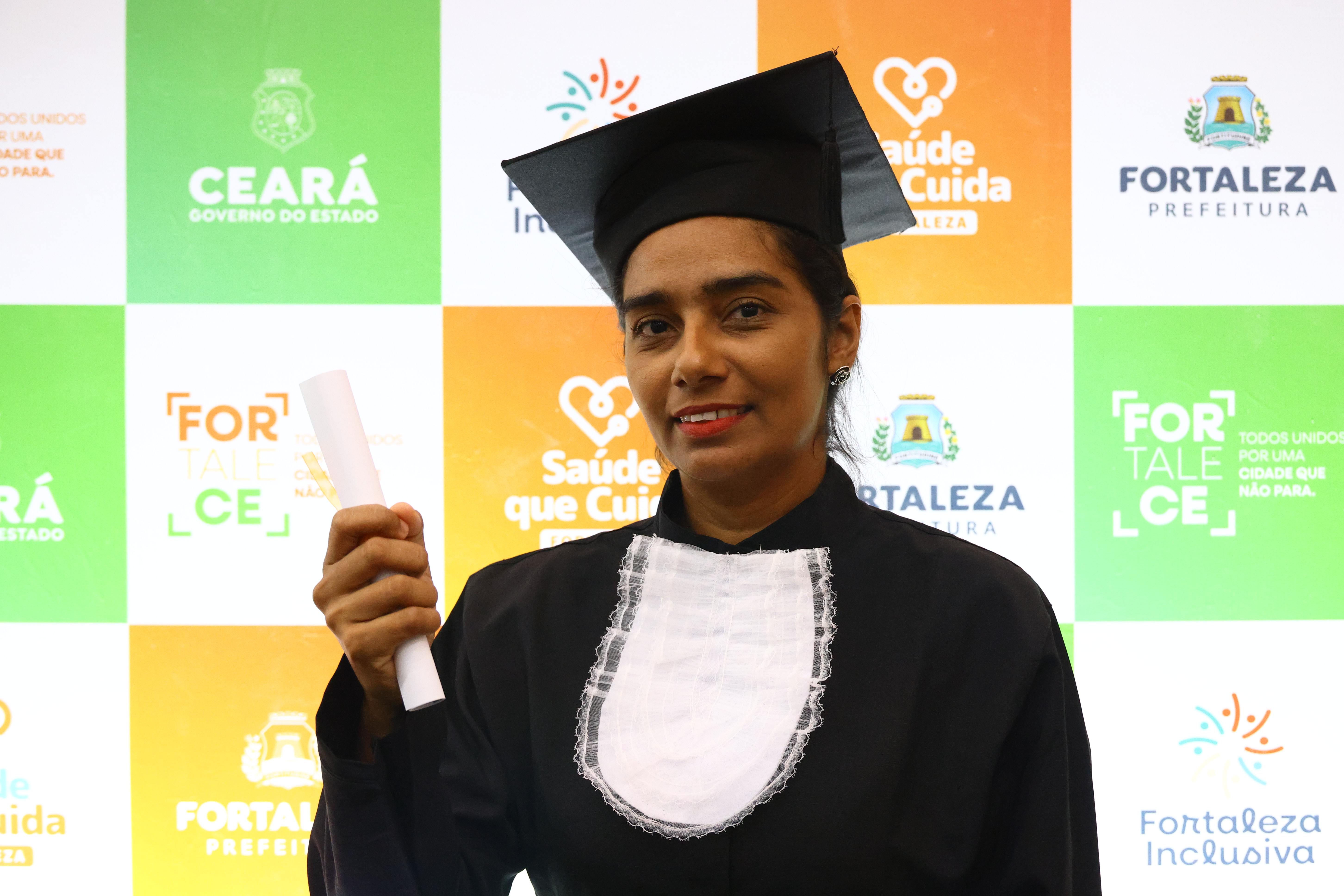 Lidiane de Araújo posa para a foto vestida de beca